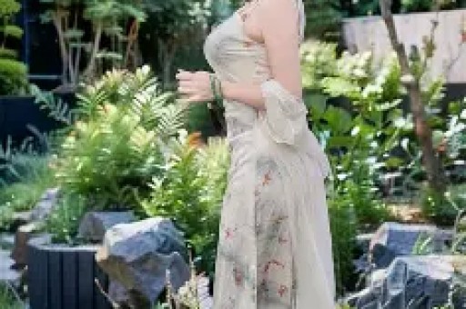知名女星新恋情曝光对象是70岁富商当街秀恩爱宣示主权真扎眼