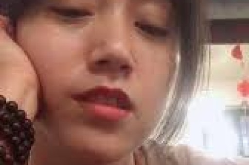 离婚风波后杨鸣带10岁女儿游玩被偶遇身高超17米基因太硬核