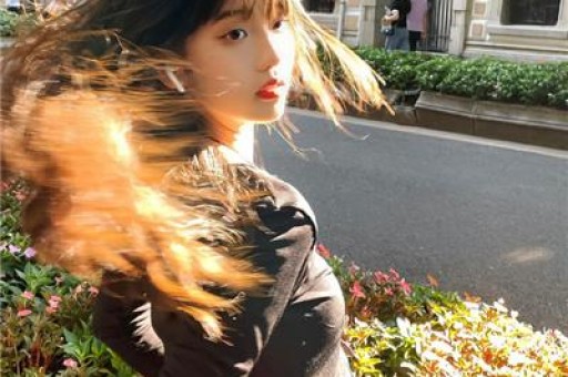 刘恺威新恋情曝光女方胸挺翘两人十指紧扣坦荡与路人互动